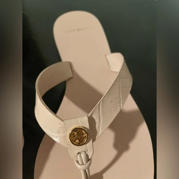 Tory Burch soft pink leather flip flops. Size 8. - Picture 4 of 6